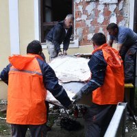 Radnici skidaju ploču s natpisom 'Za dom spremni' u Jasenovcu
