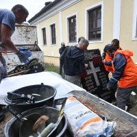 Radnici skidaju ploču s natpisom 'Za dom spremni' u Jasenovcu