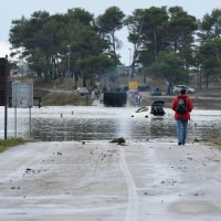 Vojska amfibijskim vozilom pregledava teren i izvlači potopljena vozila