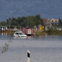 Vojska amfibijskim vozilom pregledava teren i izvlači potopljena vozila
