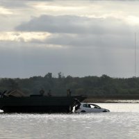 Vojska amfibijskim vozilom pregledava teren i izvlači potopljena vozila