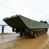 Vojska amfibijskim vozilom pregledava teren i izvlači potopljena vozila