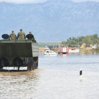 Vojska amfibijskim vozilom pregledava teren i izvlači potopljena vozila