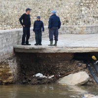 Pod bujicom vode srušena oba mosta koja povezuju stari grad