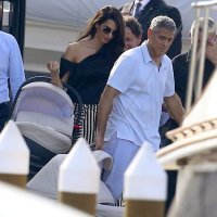 George Clooney sa suprugom Amal i blizancima