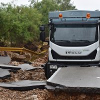 Kamion ostao zarobljen u odronu kolnika između Zadra i Ražanaca