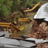 Kamion ostao zarobljen u odronu kolnika između Zadra i Ražanaca