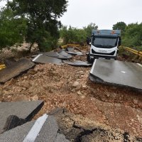 Kamion ostao zarobljen u odronu kolnika između Zadra i Ražanaca