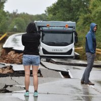 Kamion ostao zarobljen u odronu kolnika između Zadra i Ražanaca