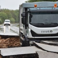 Kamion ostao zarobljen u odronu kolnika između Zadra i Ražanaca