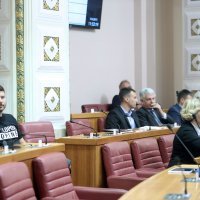 Ivan Pernar na  aktualcu u majci s natpisom 'HDZ lopovi, lopine'