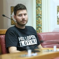 Ivan Pernar na  aktualcu u majci s natpisom 'HDZ lopovi, lopine'