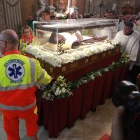 Split: Mnoštvo građana dočekalo neraspadnuto tijelo Leopolda Bogdana Mandića