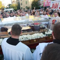 Split: Mnoštvo građana dočekalo neraspadnuto tijelo Leopolda Bogdana Mandića