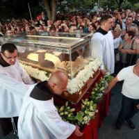 Split: Mnoštvo građana dočekalo neraspadnuto tijelo Leopolda Bogdana Mandića