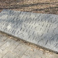 Stihovi Jure Kaštelana kod prvog spomenika na Dotrščini