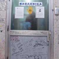 Zidovi čekaonice rodilišta KB Sveti Duh ispisani raznim porukama