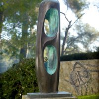 Barbara Hepworth, Figure (Walnut), 184x44, bronca, Zbirka Fundacije Marguerite i Aimé Maeght, Saint-Paul de Vence-Francuska