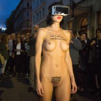 Performerica Milo Moire gola predvodila okupljenu publiku do nove zgrade MMSU