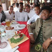 Bayernovi igrači na Oktoberfestu (6)