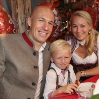 Bayernovi igrači na Oktoberfestu, Arjen Robben i supruga Bernadien Eillert sa sinom(15)
