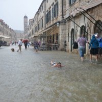 Velike količine kiše poplavile su Stradun, što je turist iz Češke, Zbynek Pela, iskoristio za plivanje.