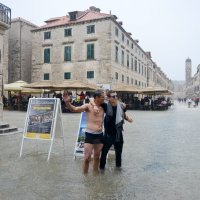 Velike količine kiše poplavile su Stradun, što je turist iz Češke, Zbynek Pela, iskoristio za plivanje.