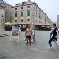 Velike količine kiše poplavile su Stradun, što je turist iz Češke, Zbynek Pela, iskoristio za plivanje.