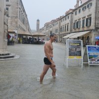 Velike količine kiše poplavile su Stradun, što je turist iz Češke, Zbynek Pela, iskoristio za plivanje.