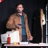 Lučev u predstavi Pasivni otpor redatelja Maria Kovača