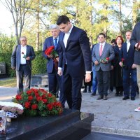 Izaslanstvo SDP-a, na čelu s predsjednikom stranke Davorom Bernardićempoložilo je vijence na grob bivšeg predsjednika Hrvatskog sabora Borisa Šprema te na grob prvog predsjednika SDP-a Ivice Račana.