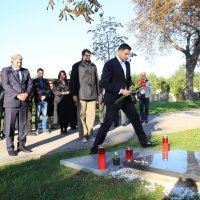 Izaslanstvo SDP-a, na čelu s predsjednikom stranke Davorom Bernardićem, položilo je vijence na grob bivšeg predsjednika Hrvatskog sabora Borisa Šprema te na grob prvog predsjednika SDP-a Ivice Račana.