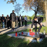 Izaslanstvo SDP-a, na čelu s predsjednikom stranke Davorom Bernardićem, položilo je vijence na grob bivšeg predsjednika Hrvatskog sabora Borisa Šprema te na grob prvog predsjednika SDP-a Ivice Račana.