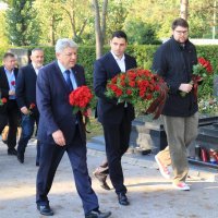 Izaslanstvo SDP-a, na čelu s predsjednikom stranke Davorom Bernardićem, položilo je vijence na grob bivšeg predsjednika Hrvatskog sabora Borisa Šprema te na grob prvog predsjednika SDP-a Ivice Račana.