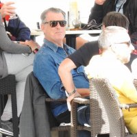 Pierce Brosnan prije isplovljavanja popio kavu i fotografirao se s obožavateljicom