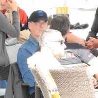 Pierce Brosnan prije isplovljavanja popio kavu i fotografirao se s obožavateljicom