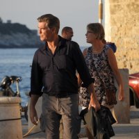 Pierce Brosnan na večeri sa suprugom