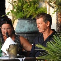 Pierce Brosnan na večeri sa suprugom