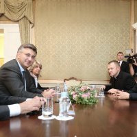 Predsjednik Vlade Andrej Plenković s apostolskim nuncijem Pintom