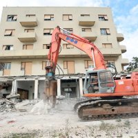 Započelo rušenje hotela Ambasador na Trumbićevoj obali