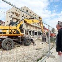 Započelo rušenje hotela Ambasador na Trumbićevoj obali