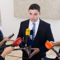 Davor Bernardić daje izjavu u Saboru