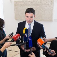 Davor Bernardić daje izjavu u Saboru