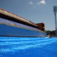 Umjetna, plava trava na atletskoj stazi