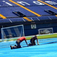 Umjetna, plava trava na atletskoj stazi