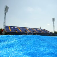 Umjetna, plava trava na atletskoj stazi