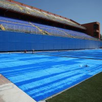 Umjetna, plava trava na atletskoj stazi