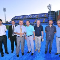 Bandić na postavljanju umjetne plave trave na Maksimiru