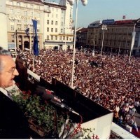 Obraćanje predsjednika Republike Tuđmana na Trgu bana Jelačića nakon povratka iz UN-a, Zagreb, 24. svibnja 1992.