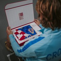 Luka Modrić - dres povodom jubilarne stote utakmice (2)